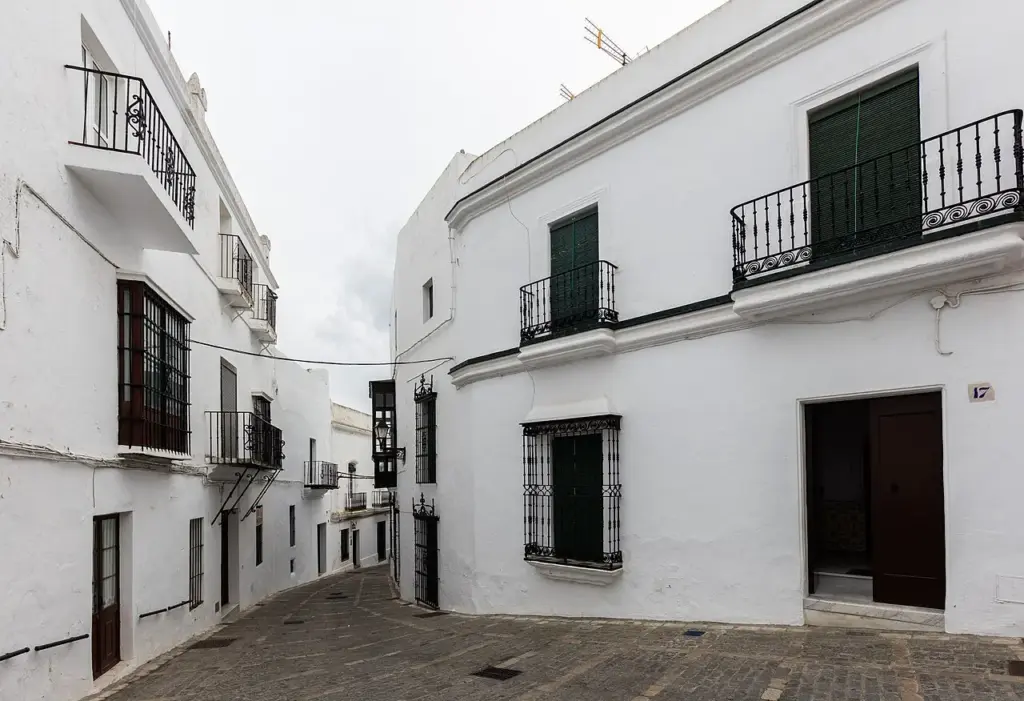 Calle de casas encaladas en el casco histórico de Vejer de la Frontera
