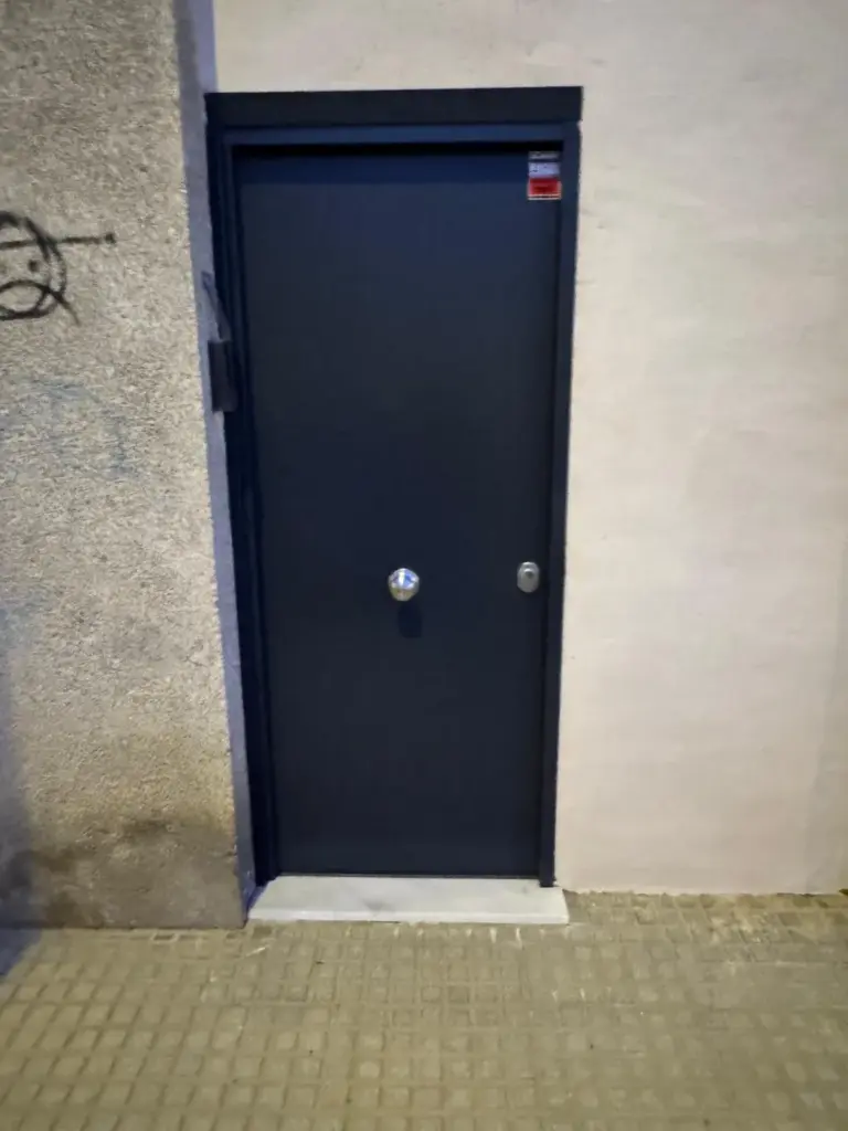 Puerta antiokupa de acero instalada en vivienda