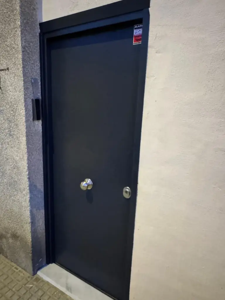Puerta antiokupa de acero con aviso de alarma