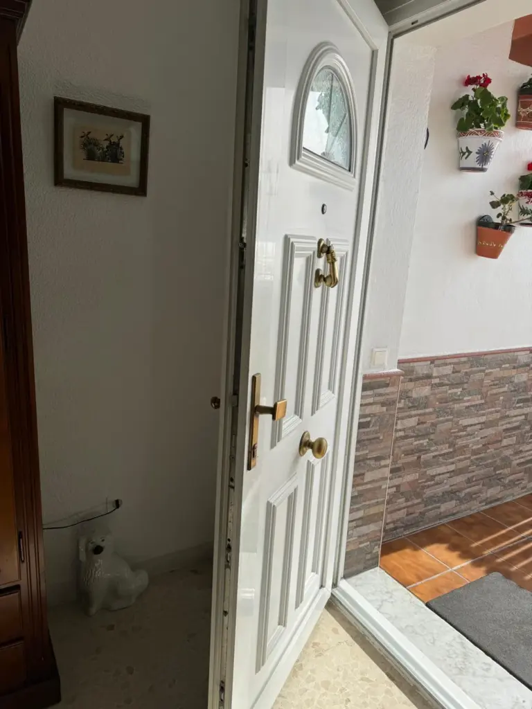 Puerta blindada con cierre de varios puntos