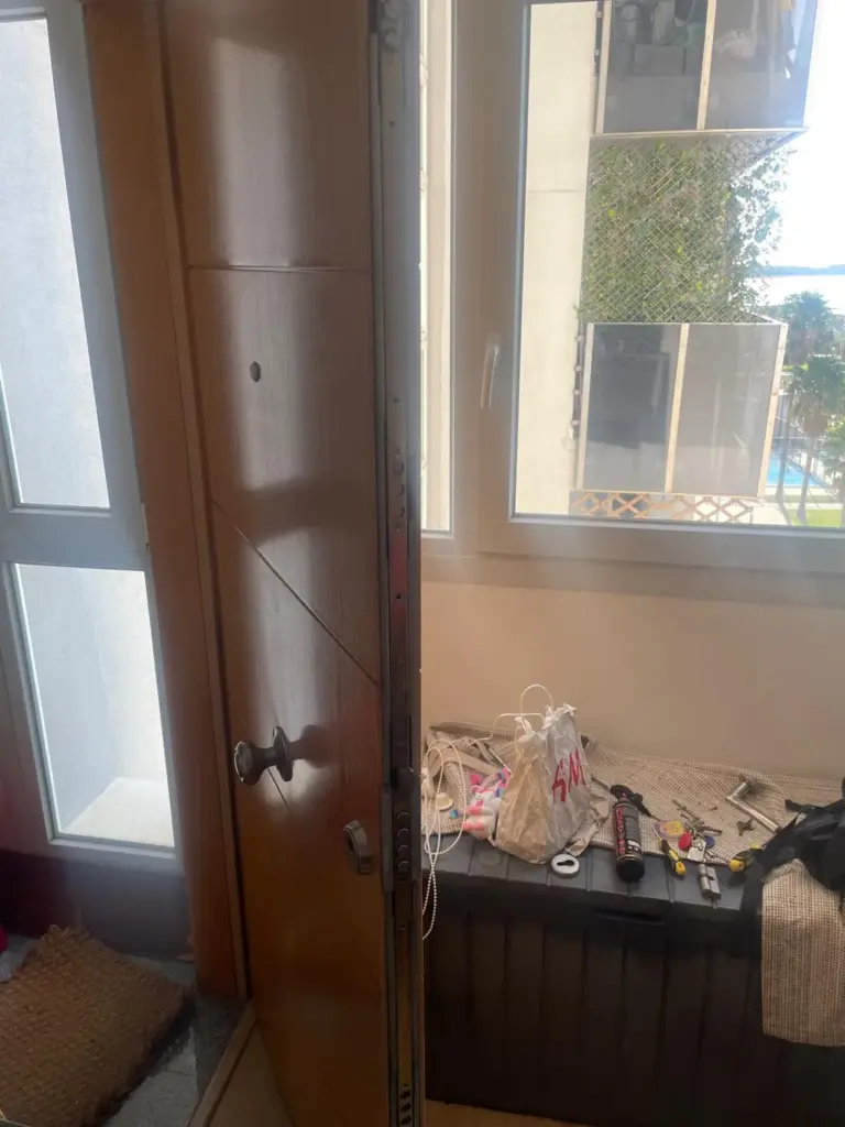 Puerta de seguridad con cerrojos multipunto